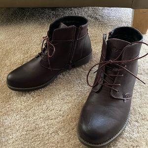 Womens sz 10 genuine leather booties with side zipper- perfect for Fall!